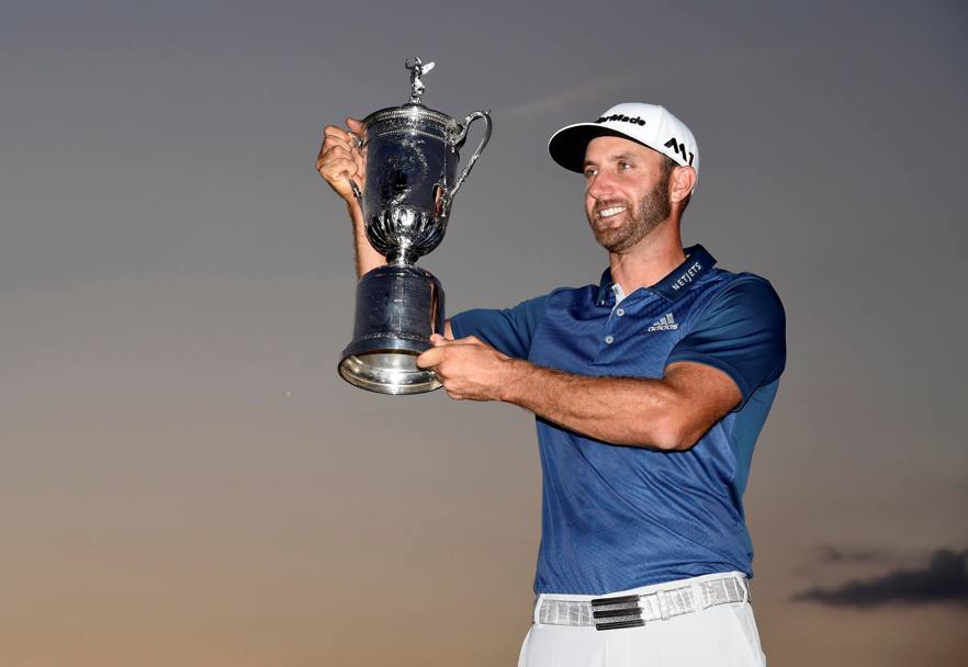 Dustin Johnson mostra il trofeo della vittoria del torneo US Open di Golf a Oakmont (Reuters)